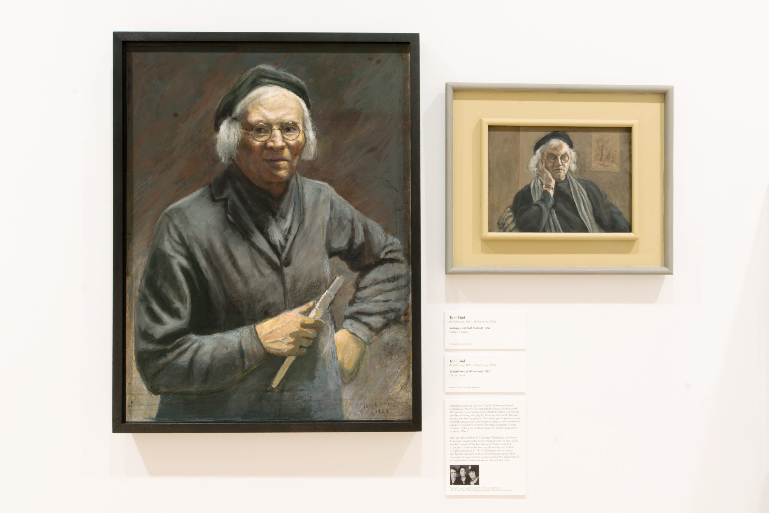 Zwei Selbstbildnisse Toni Ebels in der Ausstellung in  Chicago (Ausstelllungsansicht)